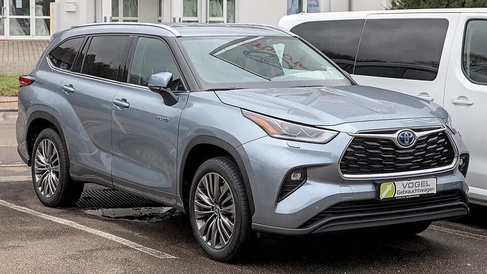 Toyota Highlander — representative photograph of this model family; generation, year and trim may differ.