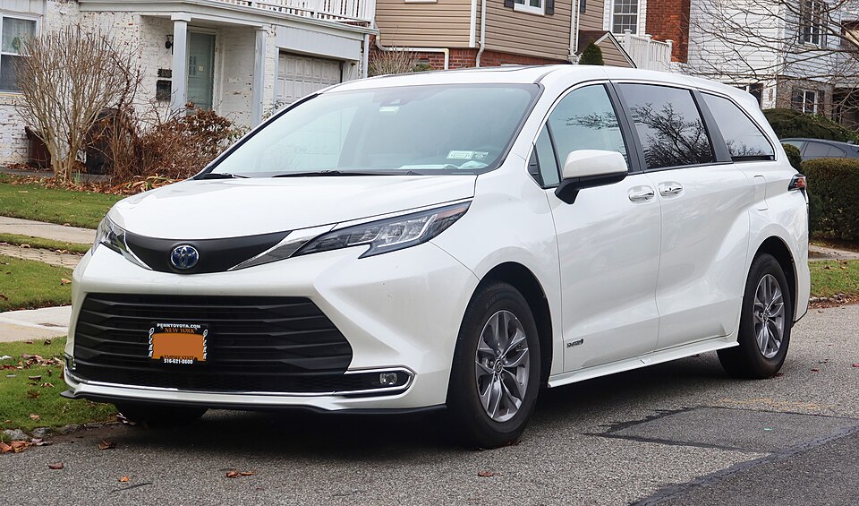 Toyota Sienna — representative photograph of this model family; generation, year and trim may differ.